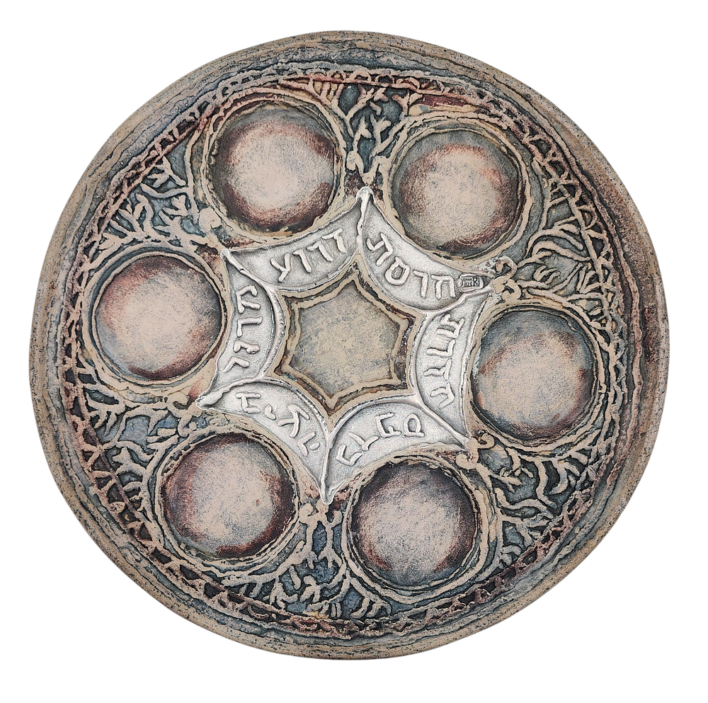 דומאר DOMAR - צלחת סדר פסח מפוארת עשויה קרמיקה בעבודת יד מצופה כסף. קוטר 33 ס"מ,