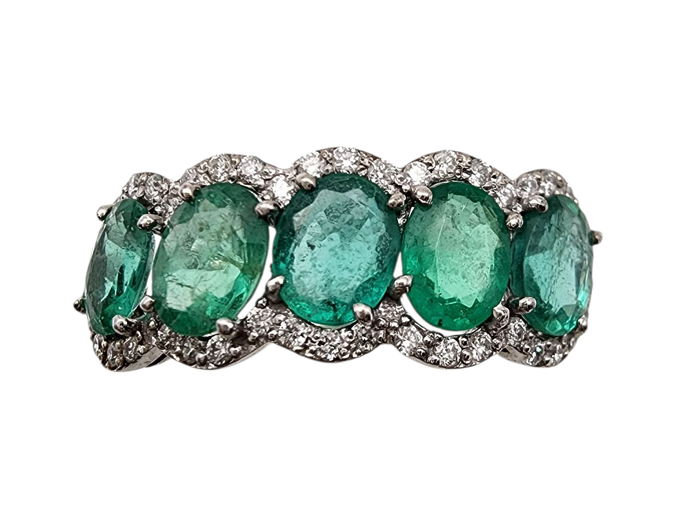 טבעת זהב לבן 14K אמרלד ויהלומים טבעת זהב 14K משובצת 5 אבני אמרלד ויהלומים מסביב באיכות וליטוש 