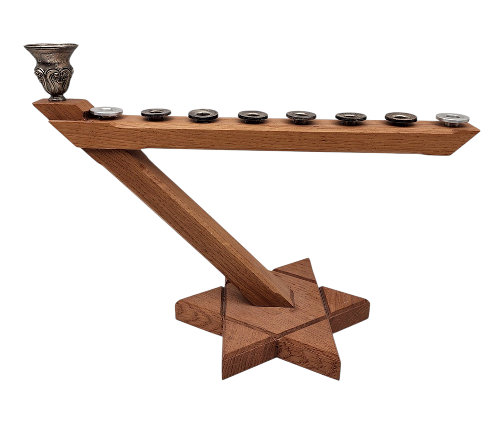 חנוכייה מעץ עבודה ישראלית בסיס מעוטר בצורת מגן דוד גובה 28 ס"מ רוחב 40 ס"מ