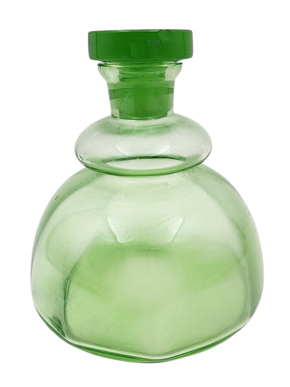 בקבוק דקנטר בוהמי עשוי זכוכית אורניום (Uranium glass), יש צ'יפים קלים בפקק ובשפה של הבקבוק 