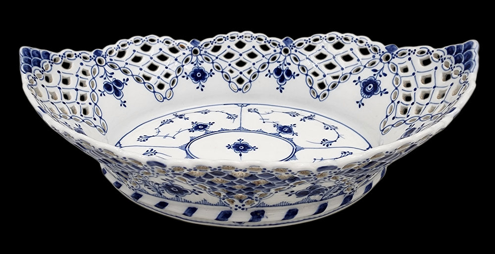 קערת הגשה פורצלן בדוגמת כחול מחורץ חתום רויאל קופנהגן 
קערה פורצלן מצוירת בעבודת יד גובה 8.5 