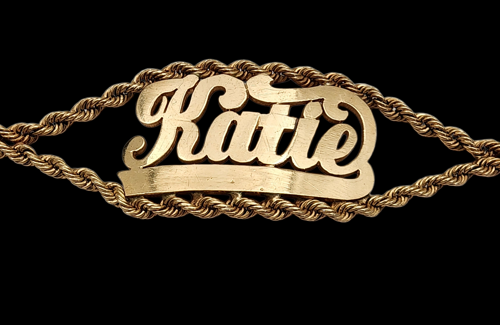 צמיד זהב 14K מעוטר השם קייטי Katie מצב מעולה לא היה בשימוש חתום משקל 9 גרם אורך 17 ס"מ רוחב 1.9 ס"מ