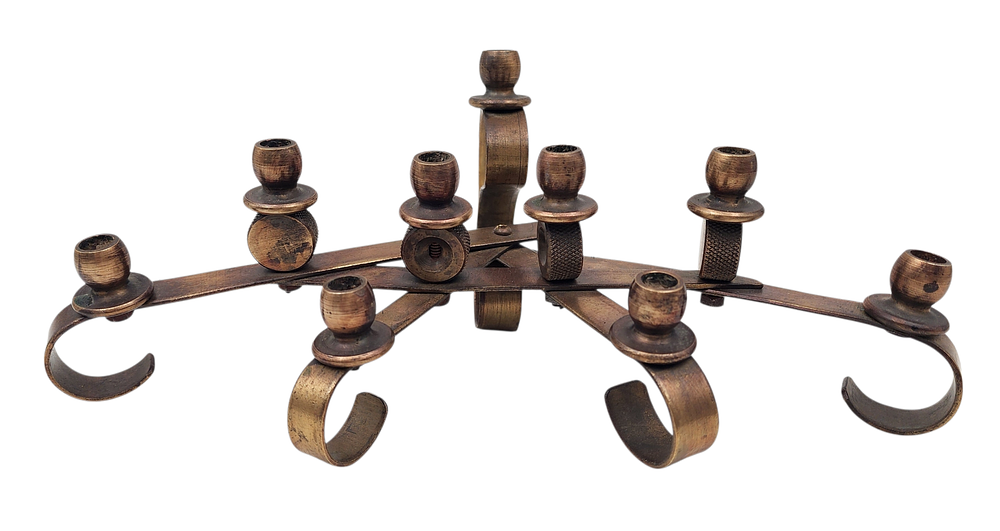 חנוכייה פליז ישנה מידה 28/20 ס"מ גובה 10 ס"מ