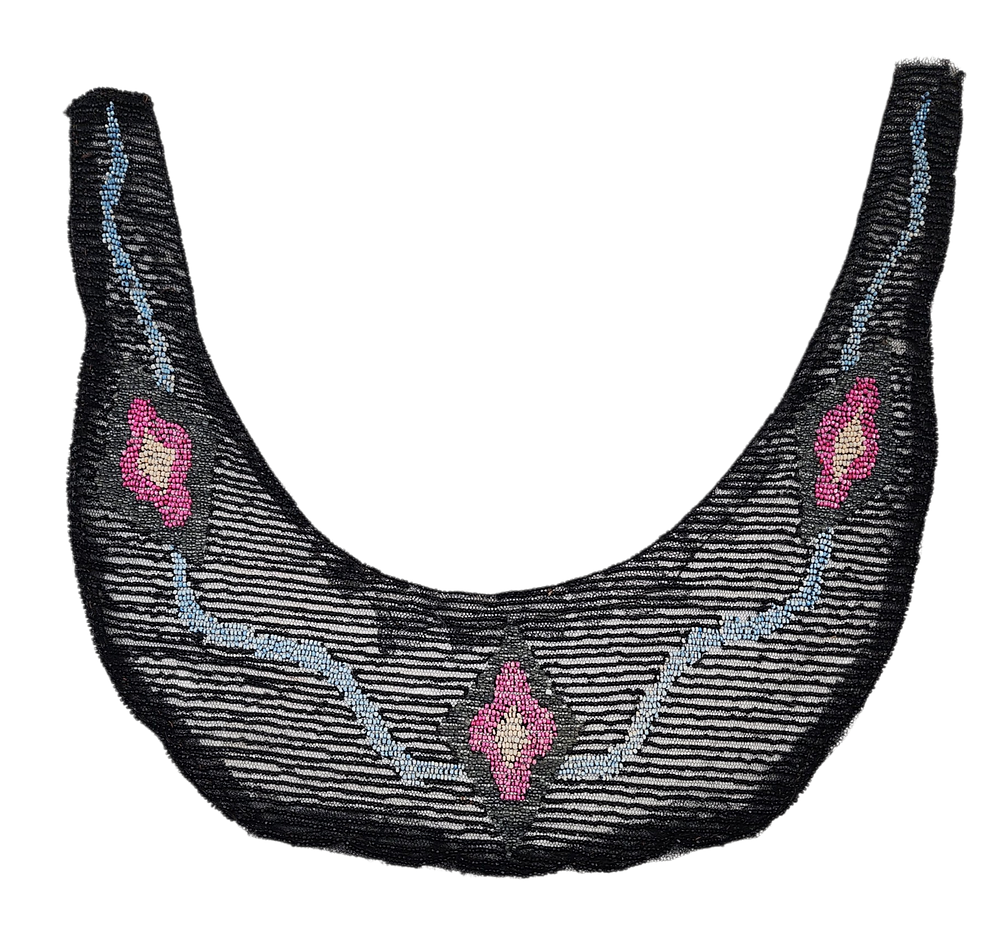 צווארון ויקטוריאני אתני המאה 19 בצורת U רקמה שזורה בחרוזי זכוכית בעבודת יד מידה 32/29 ס"מ מצב 