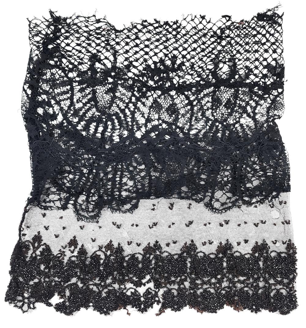 צווארון תחרה ויקטוריאני אתני המאה 19 רקמה שזורה בחרוזים בעבודת יד אורך 32 ס"מ קוטר 27 ס"מ מצב 