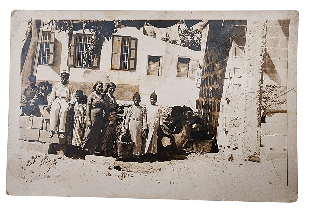 גלויה מצולמת משפחה יהודית הישוב הישן בארץ ישראל תחילת מאה העשרים מידה 9/14 ס"מ