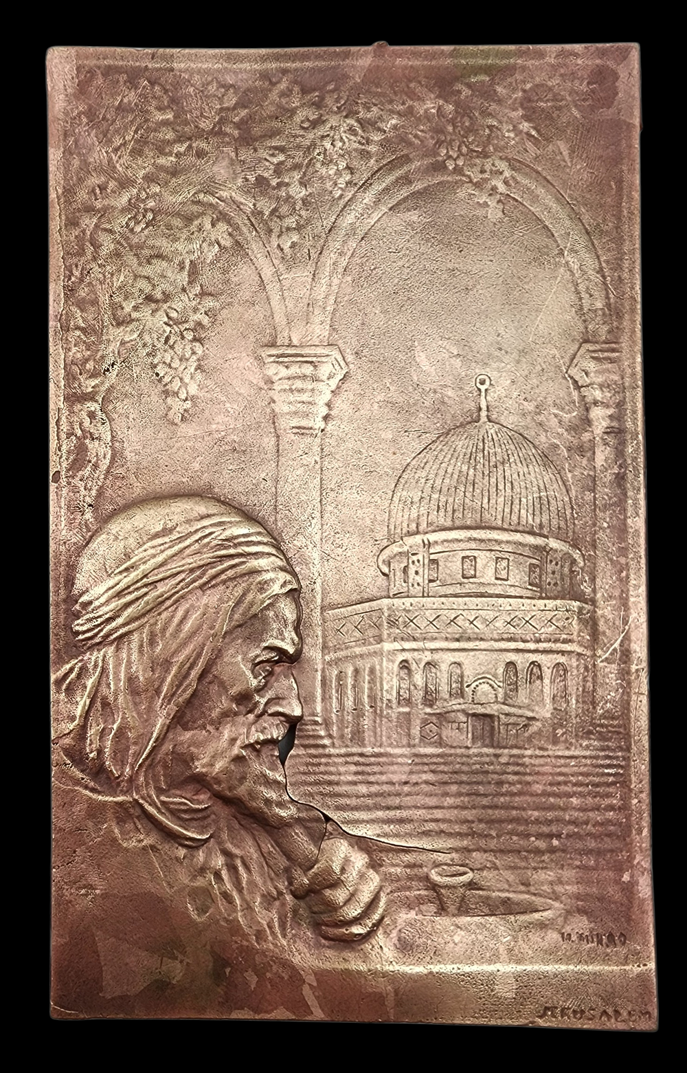 פלק ברונזה מקום המקדש דוגמה בצלאל חתום באנגלית משה מורו ירושלים מידה 76/124 מ''מ משקל 88 גרם יש 