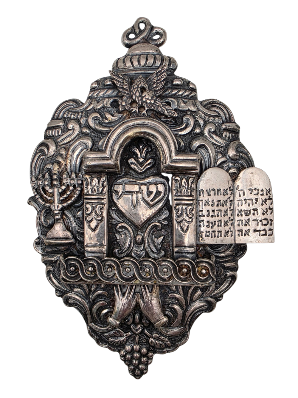 קמע כסף עבודת יד סגנון איטלקי עתיק מעוטר במרכזו שער ובתוכו לב והכיתוב 'שדי' ומהצדדים לוחות 