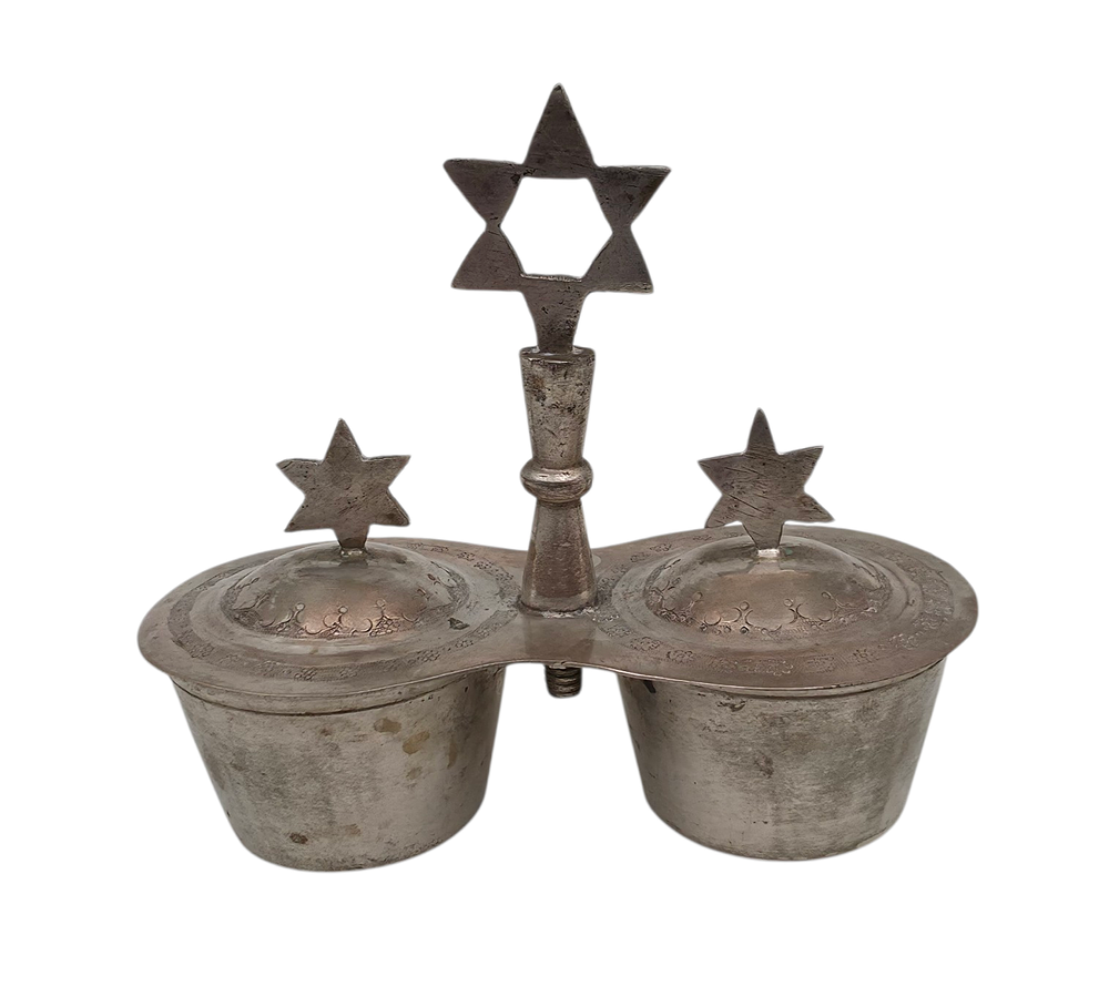מלחייה למלח כסף פרסי עתיק עבודת יד מעוטרת מגני דוד מלחיה כסף פרס/אפגניסטן משקל כולל : 135 גרם 