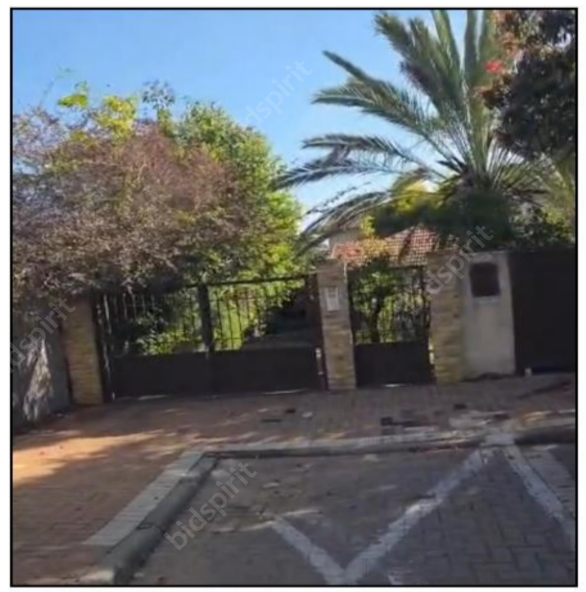 , בתי מגורים צמודי קרקע ובריכת שחייה, רמת השרון, רחוב בר יוחאי 37, גוש 6551, חלקה 69 תת חלקה 2. 2 בתי מגורים צמודי קרקע: בית אחד שטוח, 
בשטח של כ- 120 מ"ר
ובית שני יוקרתי עם בריכת שחייה, 
בן 2 קומות מעל קומת מרתף,
בשטח בנוי של כ- 220 מ"ר
שניהם על מגרש בשטח של 664 מ"ר.