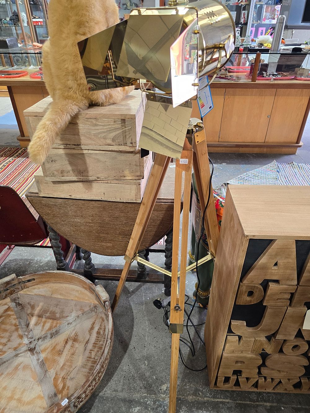 Lot 45: 1 X LARGE TRIPOD SPOTLIGHT LAMP
