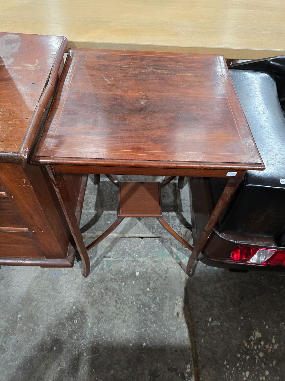 Lot 51: 1 X EDWARDAIN MAHOGANY OCCASSIONAL TABLE