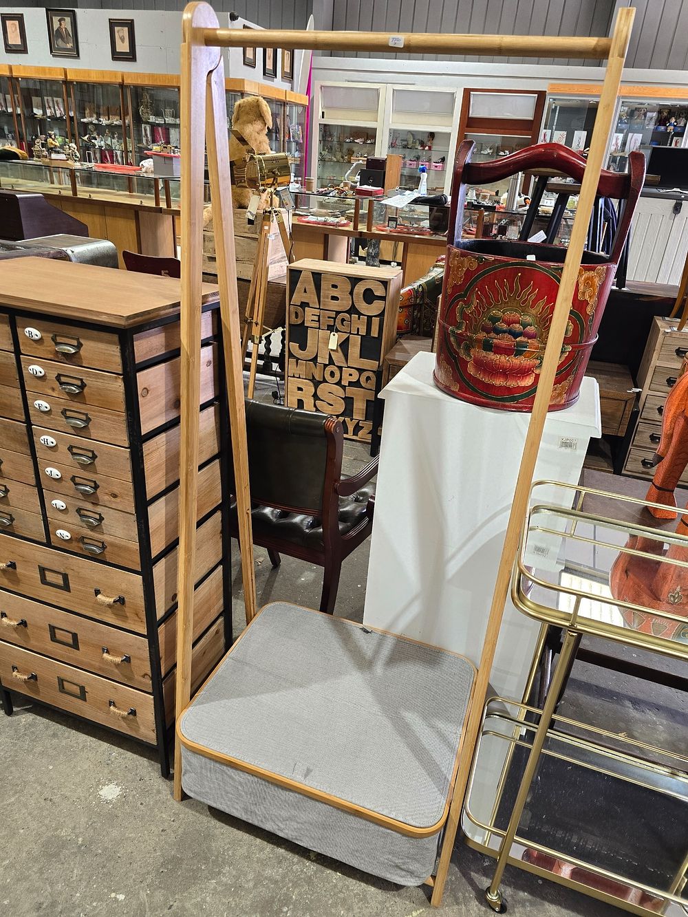 Lot 84: 1 X WOODEN CLOTHES RACK