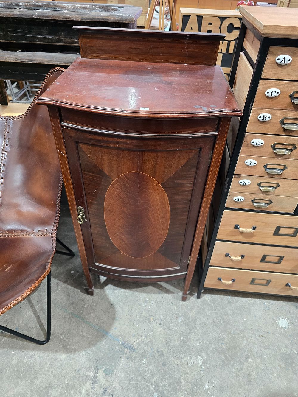 Lot 86: 1 X MAHOGANY EDWARDAIN BEDSIDE CABINET
