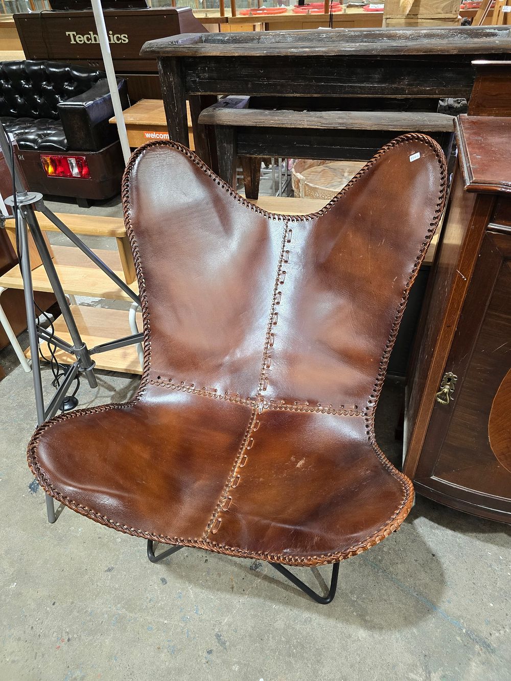 Lot 87: 1 X LEATHER BUTTERFLY BACK CHAIR