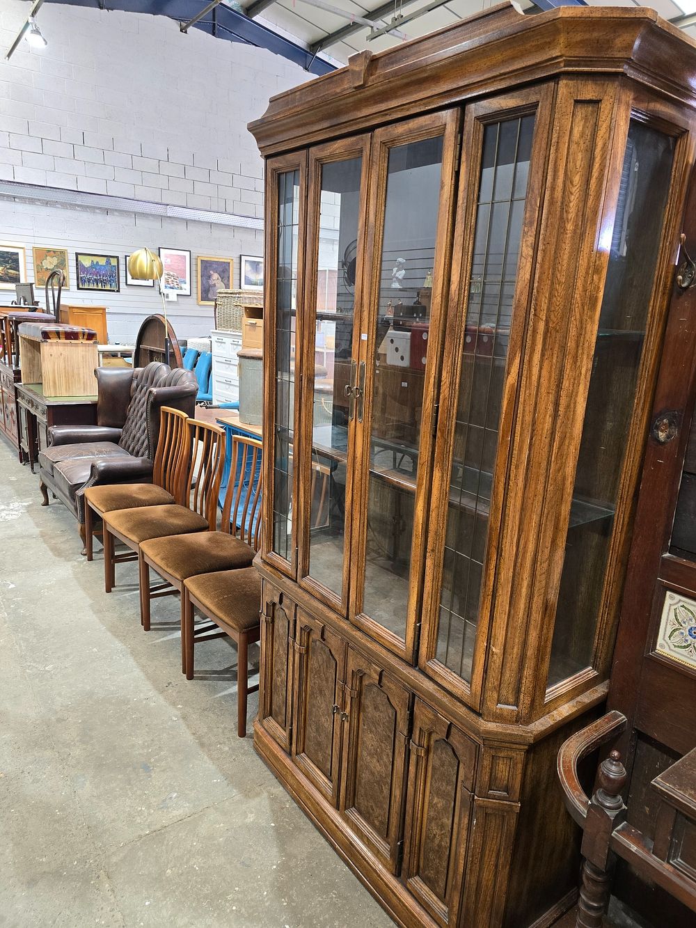 Lot 113: 1 X LARGE CHINA DISPLAY CABINET