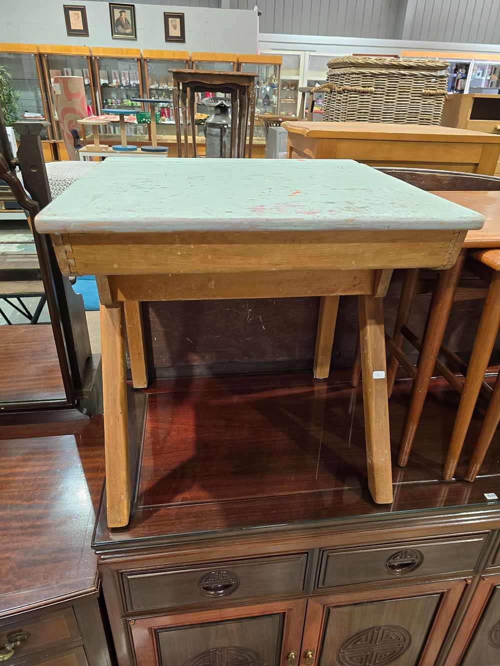 Lot 121: 1 X CHILDS VINTAGE SCHOOL DESK