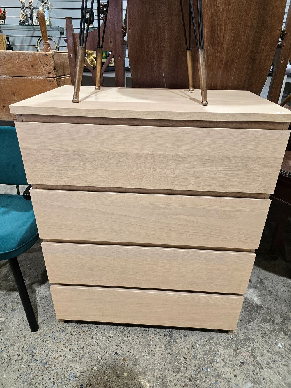 Lot 130: 1 X BEECH EFFECT 4 DRAWER CHEST OF...