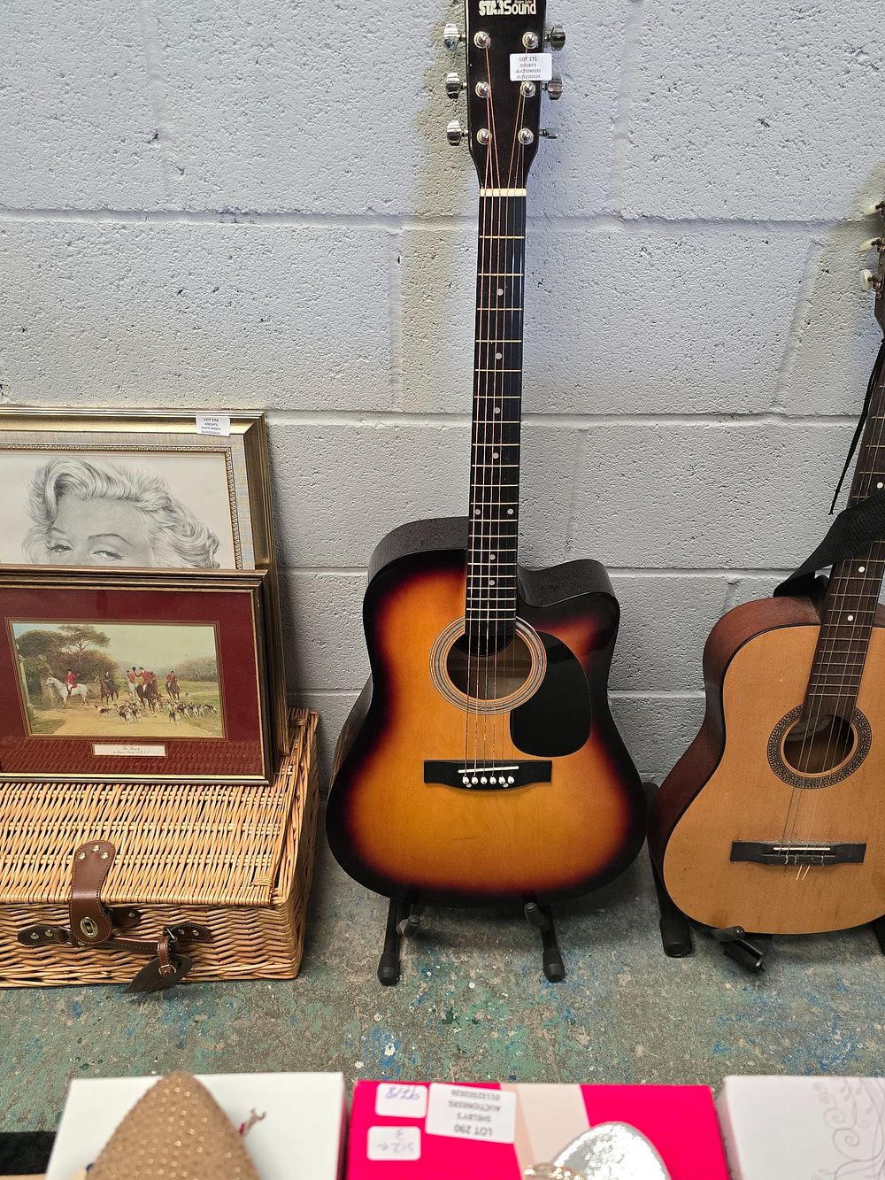 Lot 171: 1 X STAR SOUND ACCOUSTIC GUITAR