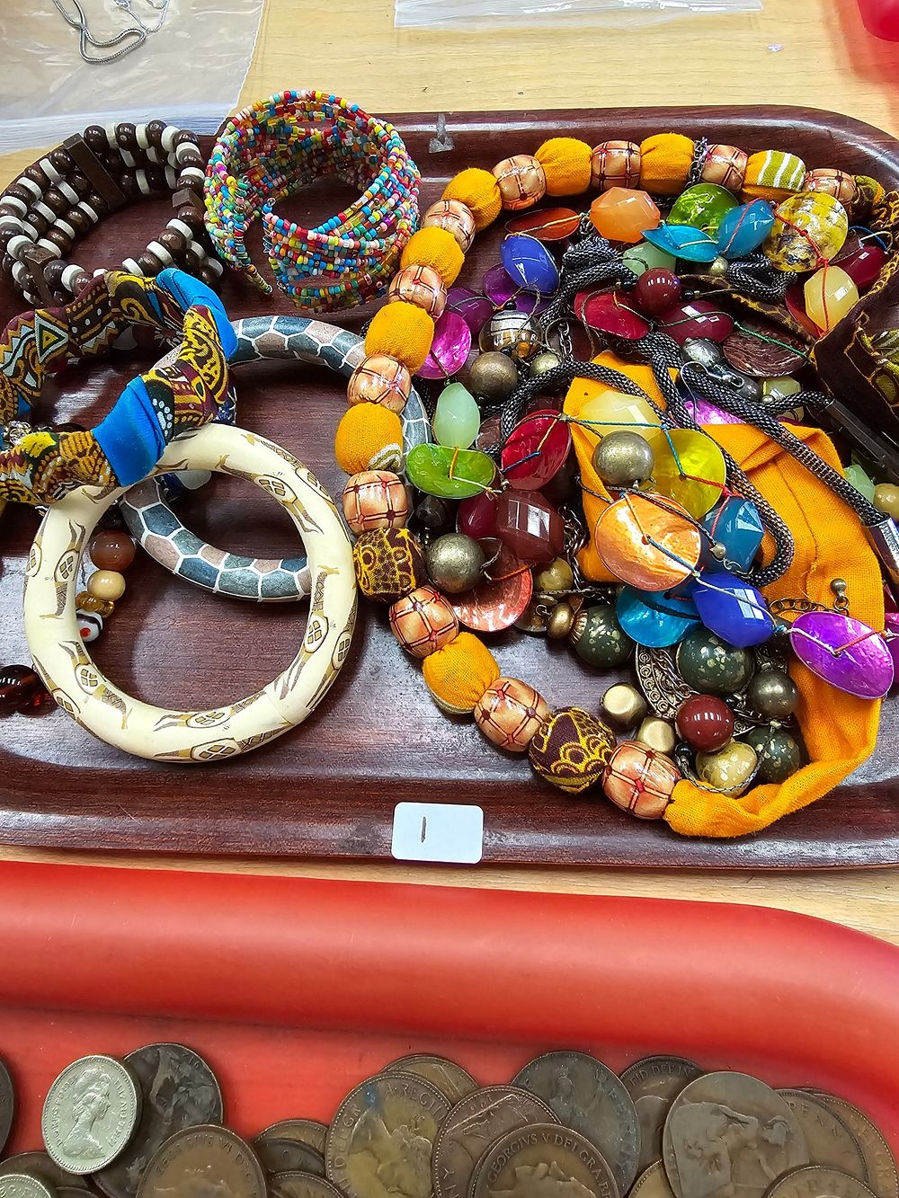 Lot 247: 1 X TRAY CONTAINING COSTUME JEWELLERY WARE ITEMS