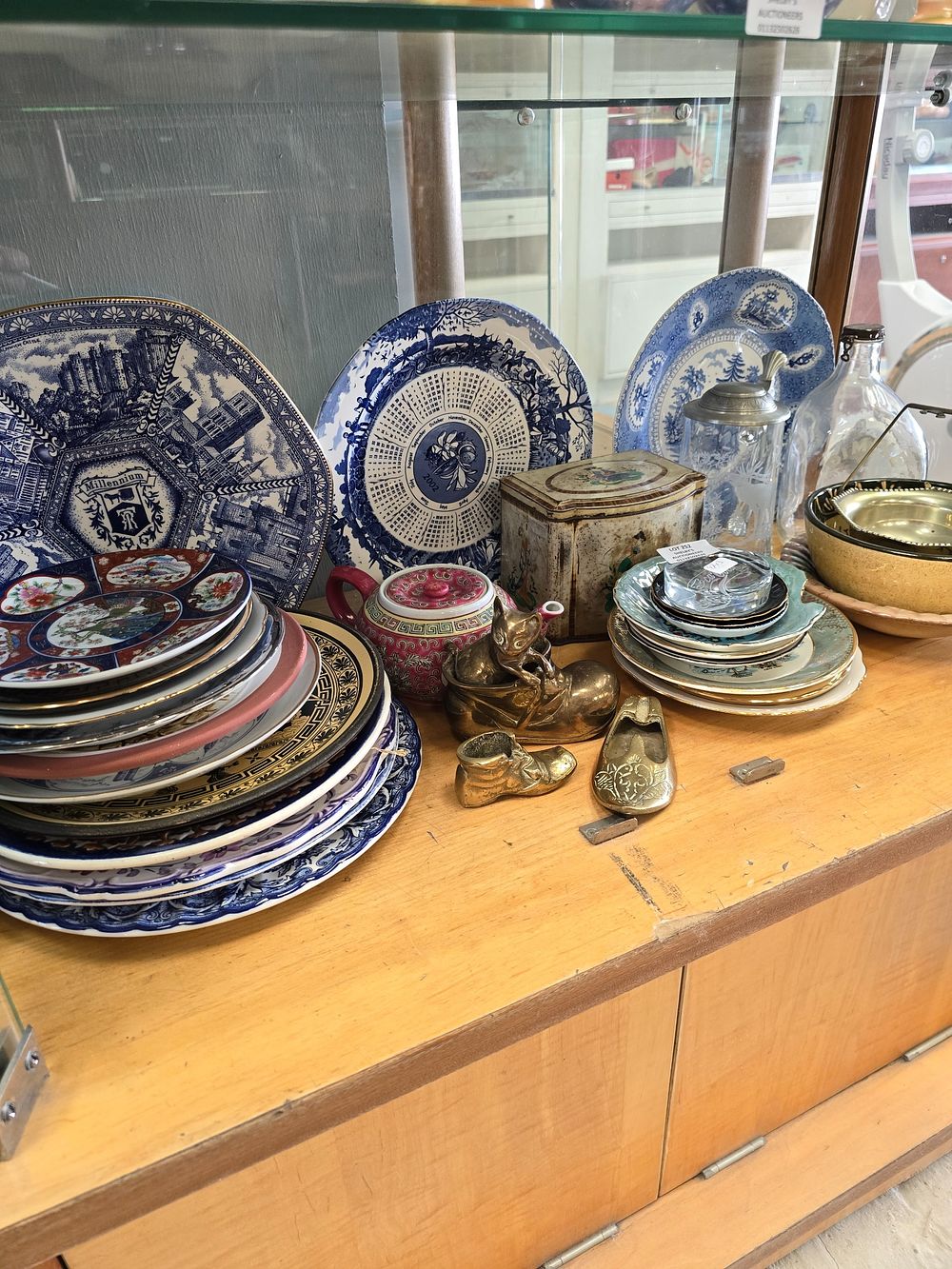Lot 252: SELECTION OF VARIOUS POTTERY WARE ITEMS RINGTONS ETC