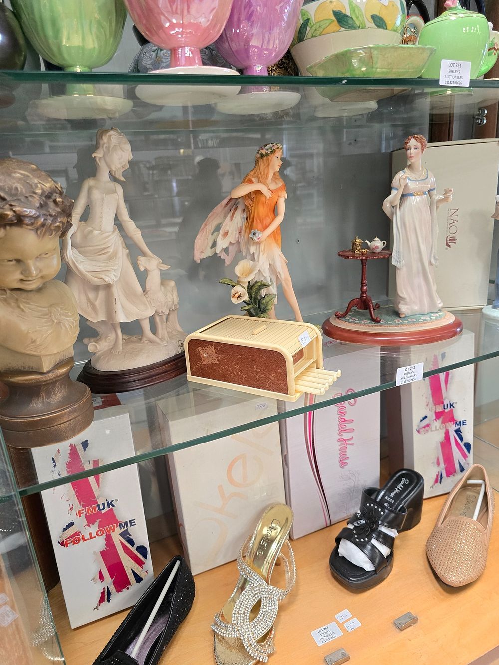 Lot 262: SELECTION OF POTTERY WARE FIGURES