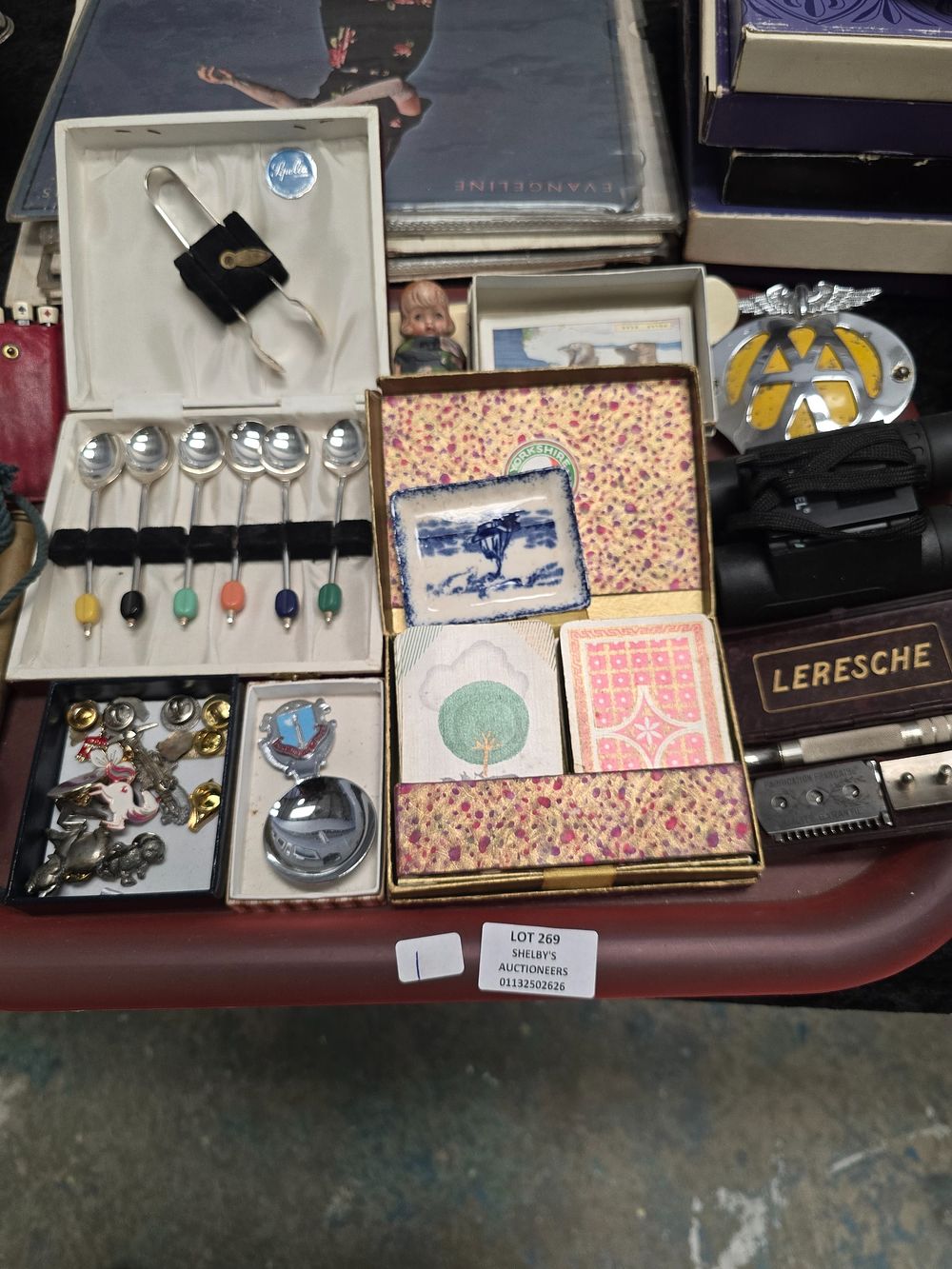 Lot 269: 1 X TRAY CONTAINING SILVER PLATED SPOONS AA...
