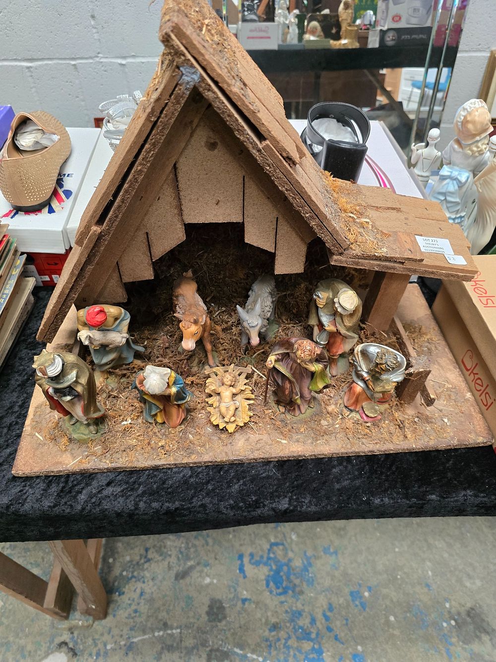 Lot 271: 1 X HOLY NATIVITY SCENE