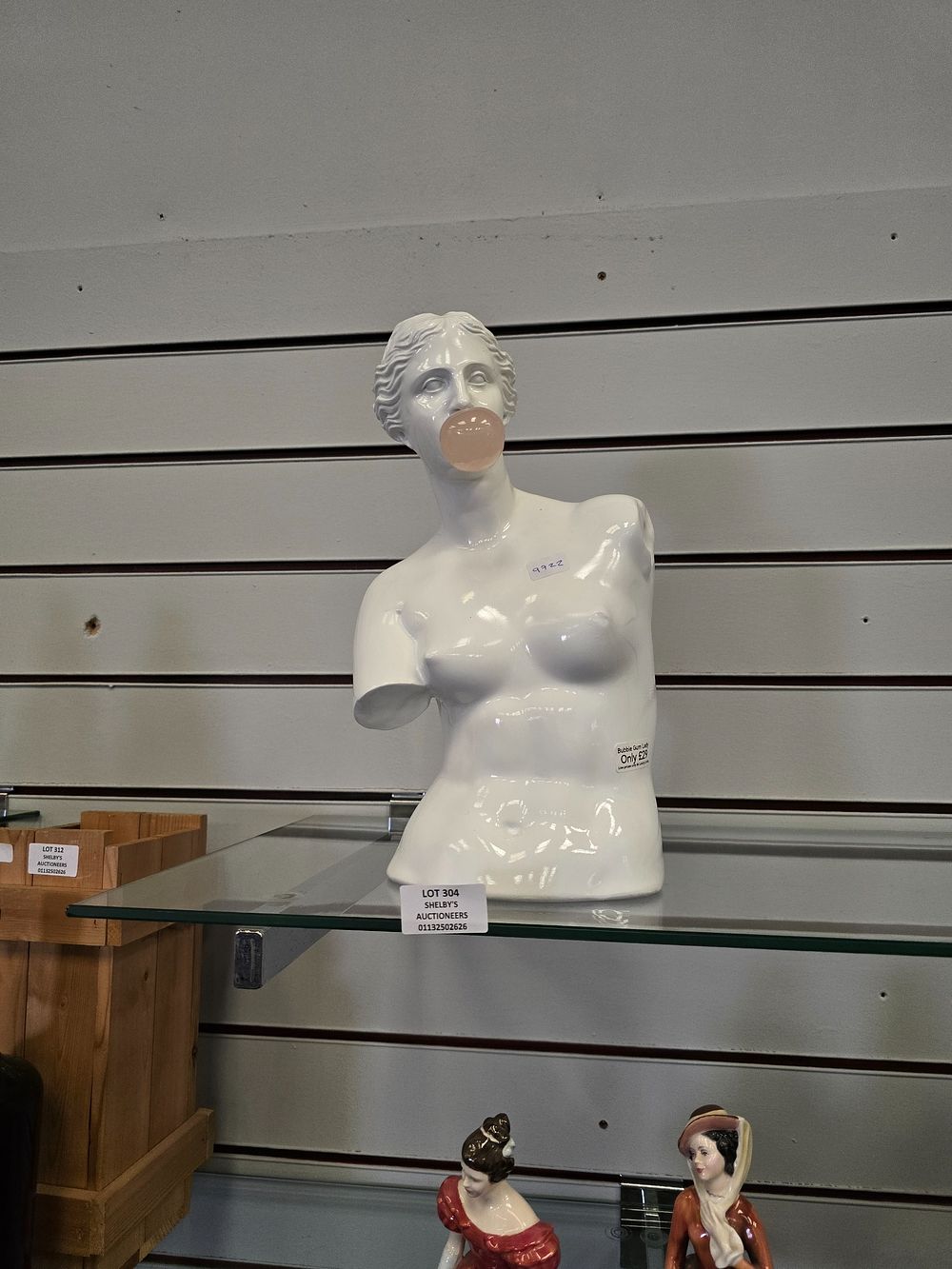 Lot 304: 1 X BUBBLEGUM LADY BUST FIGURINE