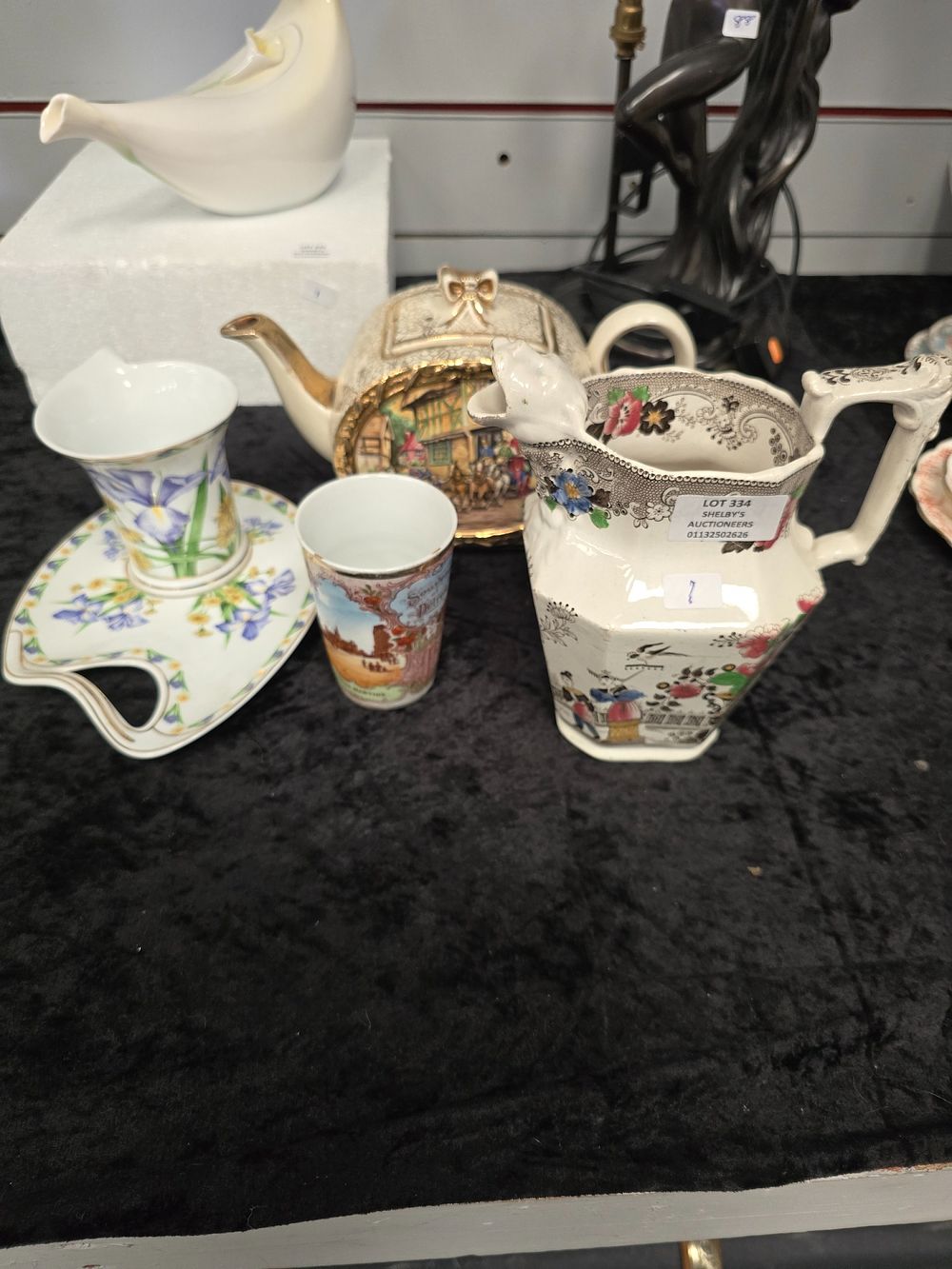 Lot 334: SELECTION OF VARIOUS MAKER POTTERY WARE SADLER LEONARDO...
