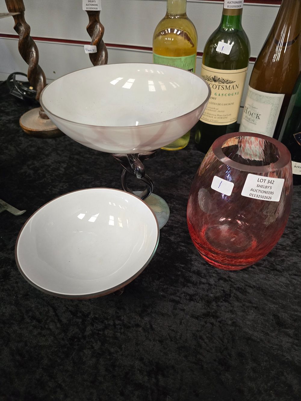Lot 342: SELECTION OF GLASS WARE ITEMS VASE POTPOURI DISH...