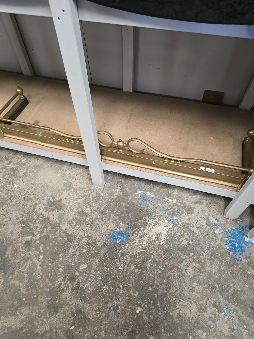 Lot 373: 1 X LARGE BRASS FIRE FENDER