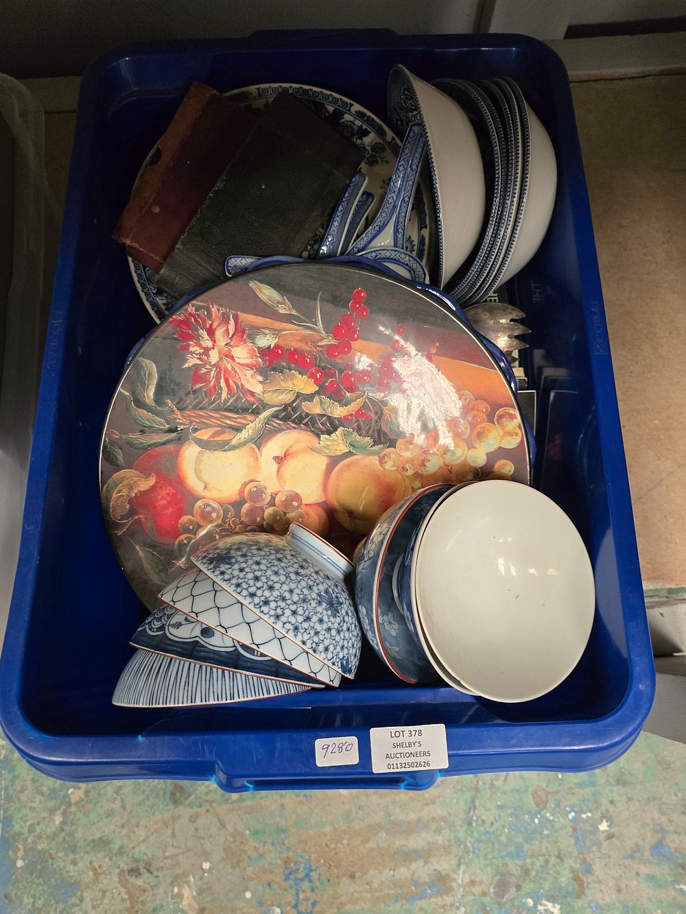 Lot 378: 1 X BOX CONTAINING POTTERY WARE PLATES ETC
