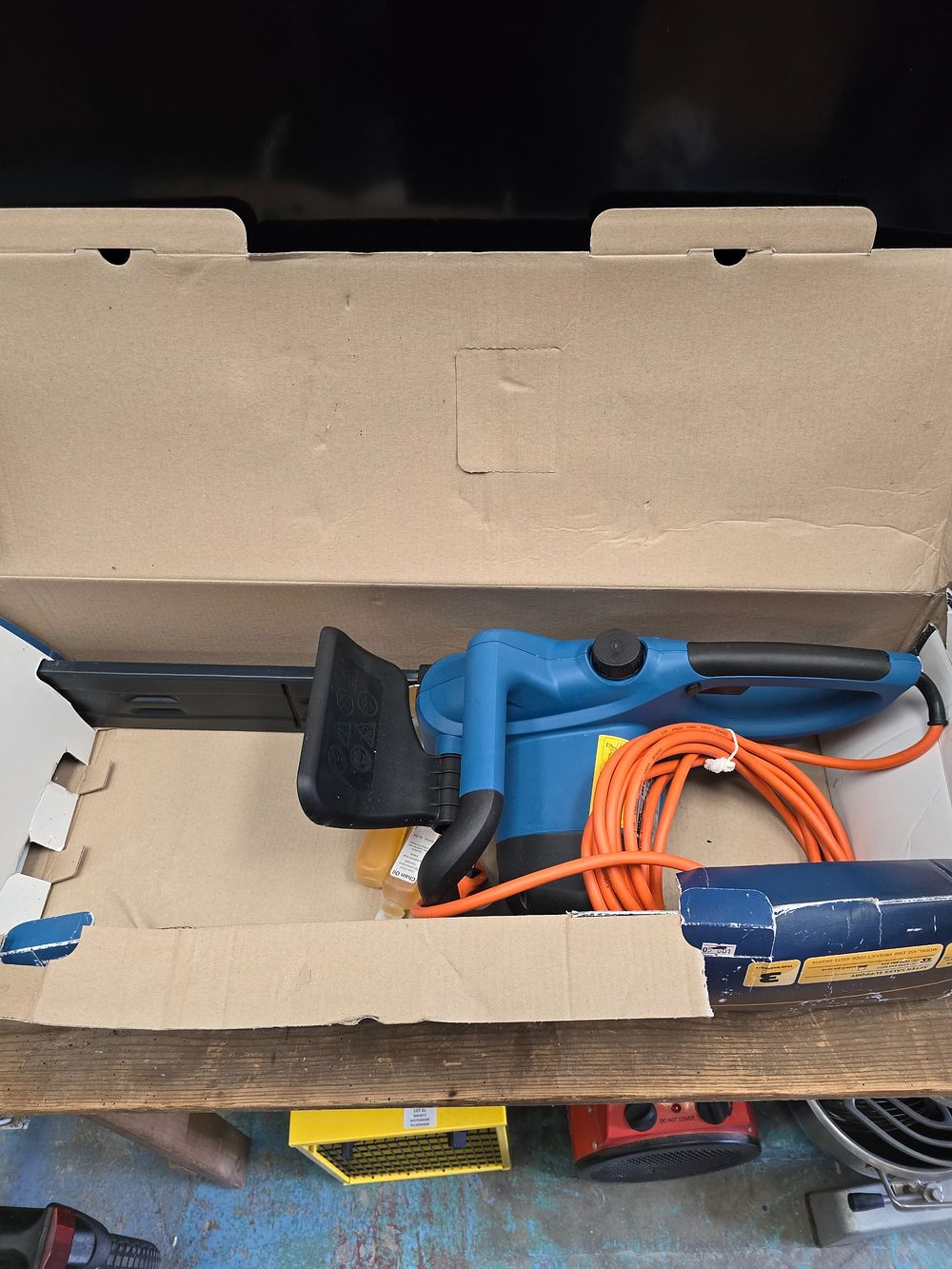 Lot 29: 1 X ELECTRIC WORKZONE CHAINSAW