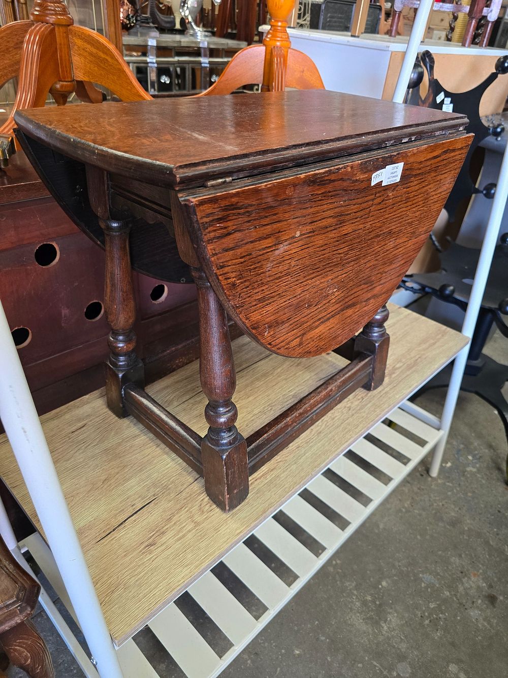 Lot 82: 1 X SMALL OAK DROP LEAF OCCASSIONAL TABLE