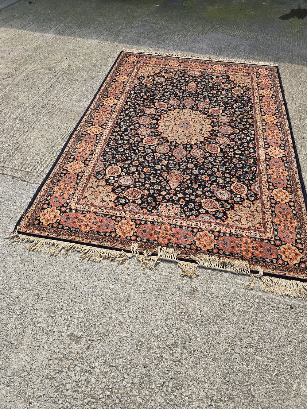 Lot 85: 1 X LARGE WOOLEN WOVEN FLOOR RUG 200...