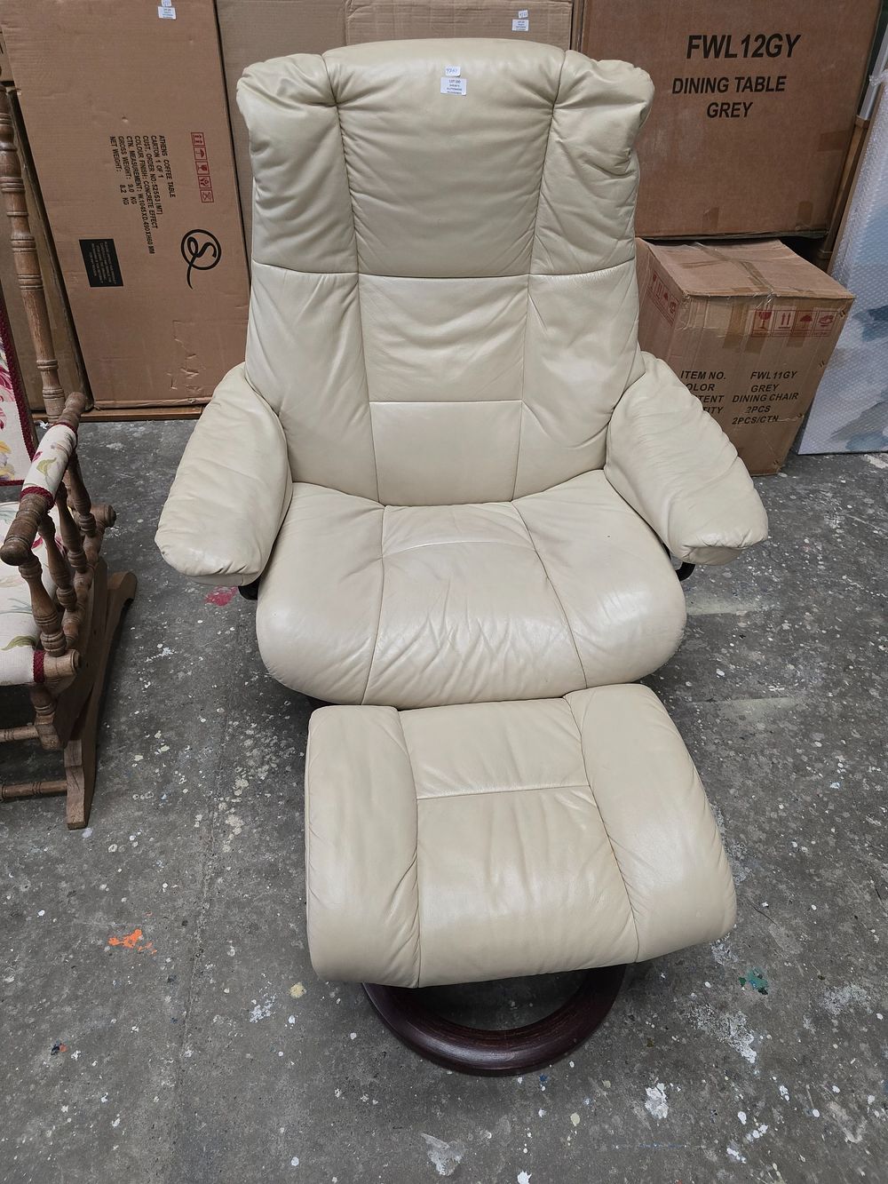 Lot 100: 1 X STRESLESS LEATHER CHAIR WITH MATCHING FOOT...