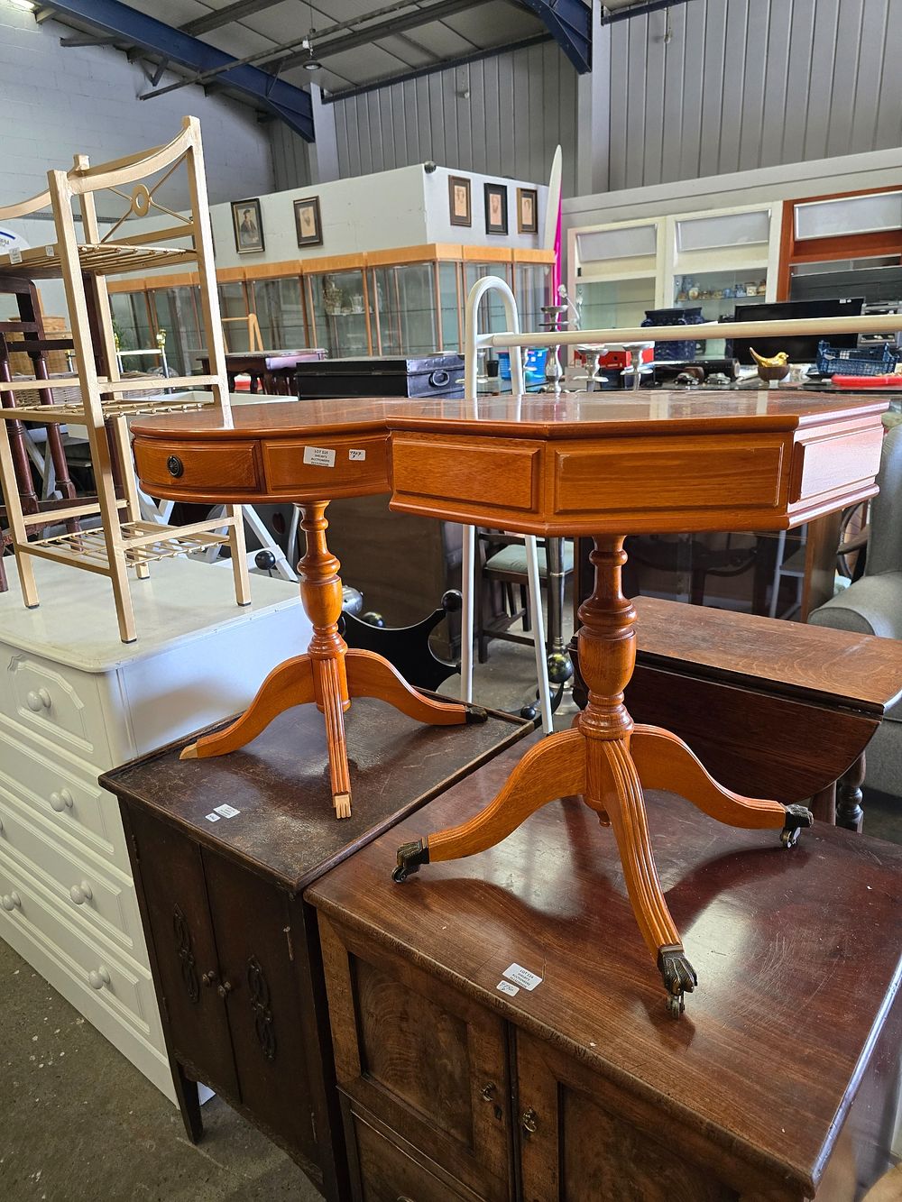 Lot 115: 1 X PAIR OF WALNUT VENNER PEMBROKE SYLE...