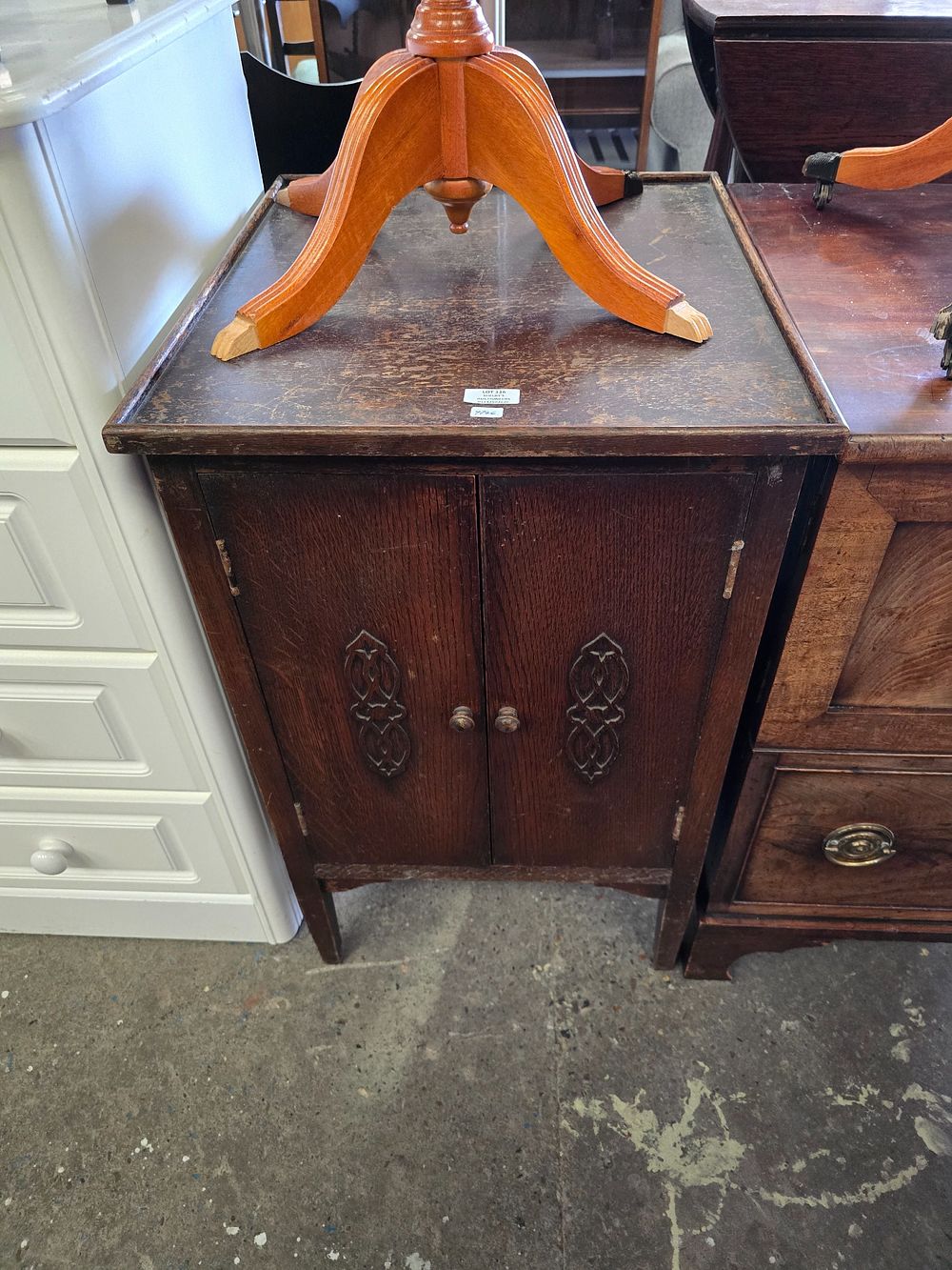 Lot 116: 1 X 1940S RECORD CABINET
