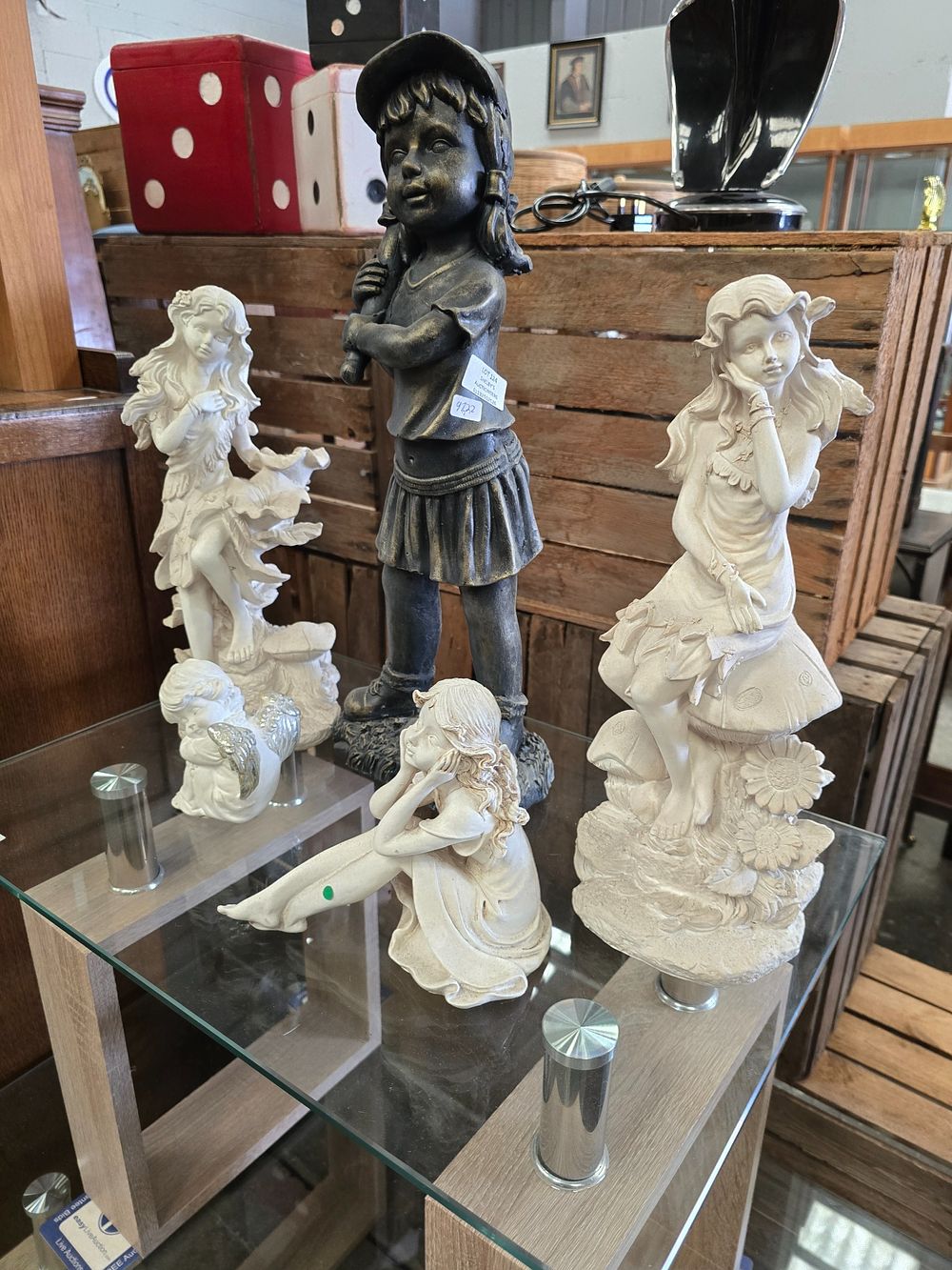 Lot 124: SELECTION OF VARIOUS NEW GARDEN ORNAMENTS RRP 60