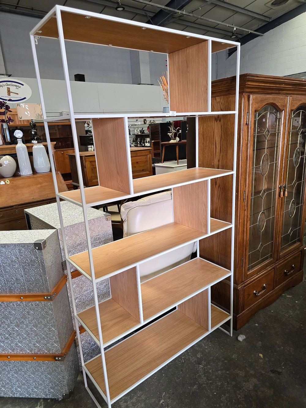 Lot 158: 1 X METAL AND WOODEN STORAGE DISPLAY UNIT
