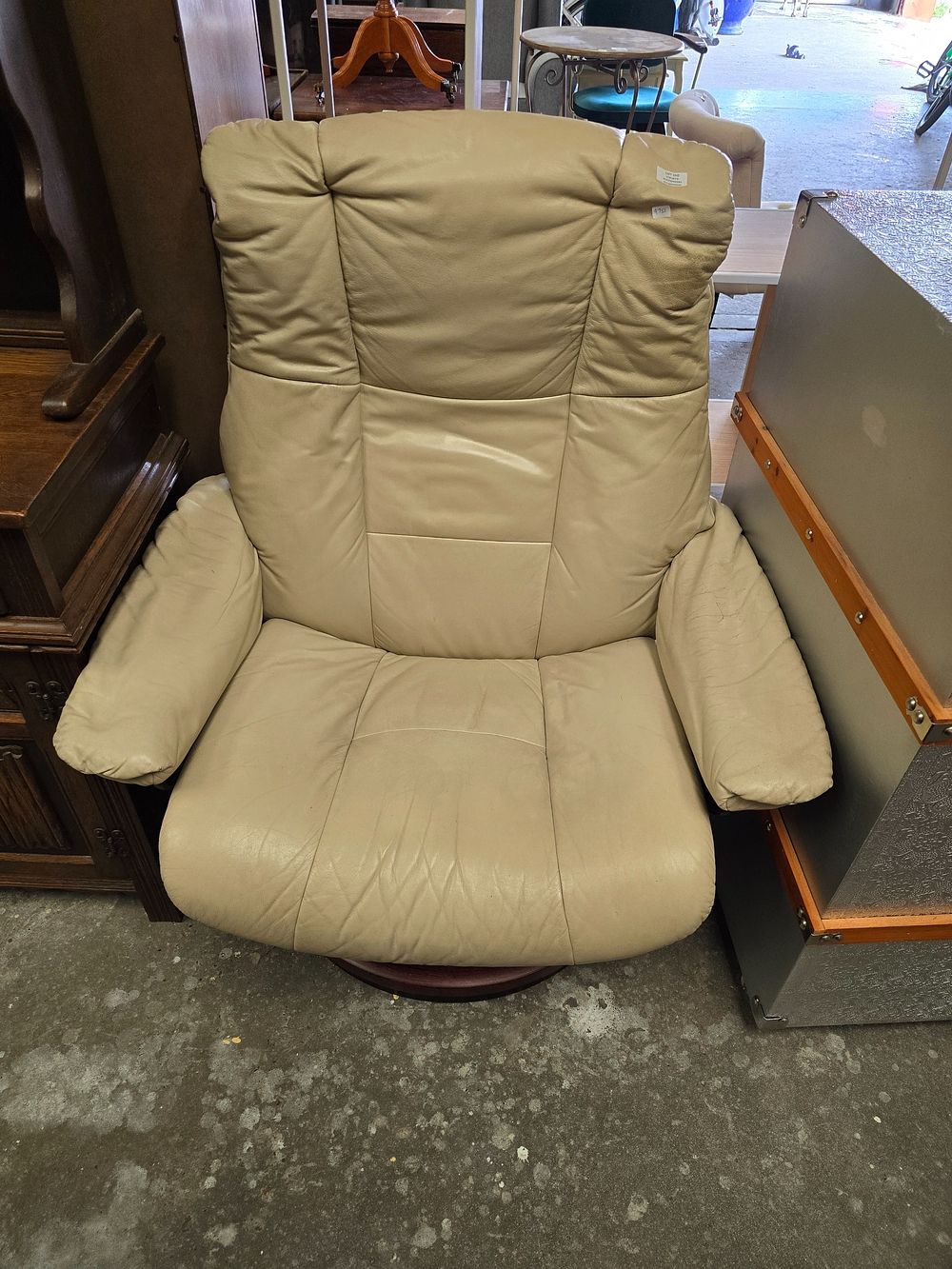 Lot 160: 1 X STRESLESS LEATHER CHAIR