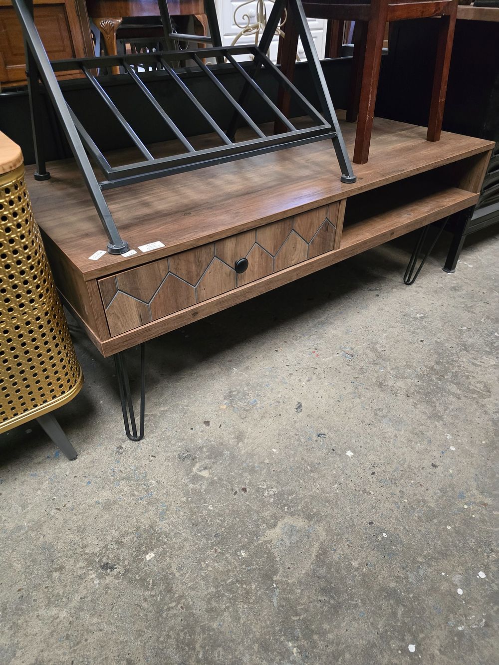 Lot 169: 1 X SOLID WOOD ON METAL PIN LEG...