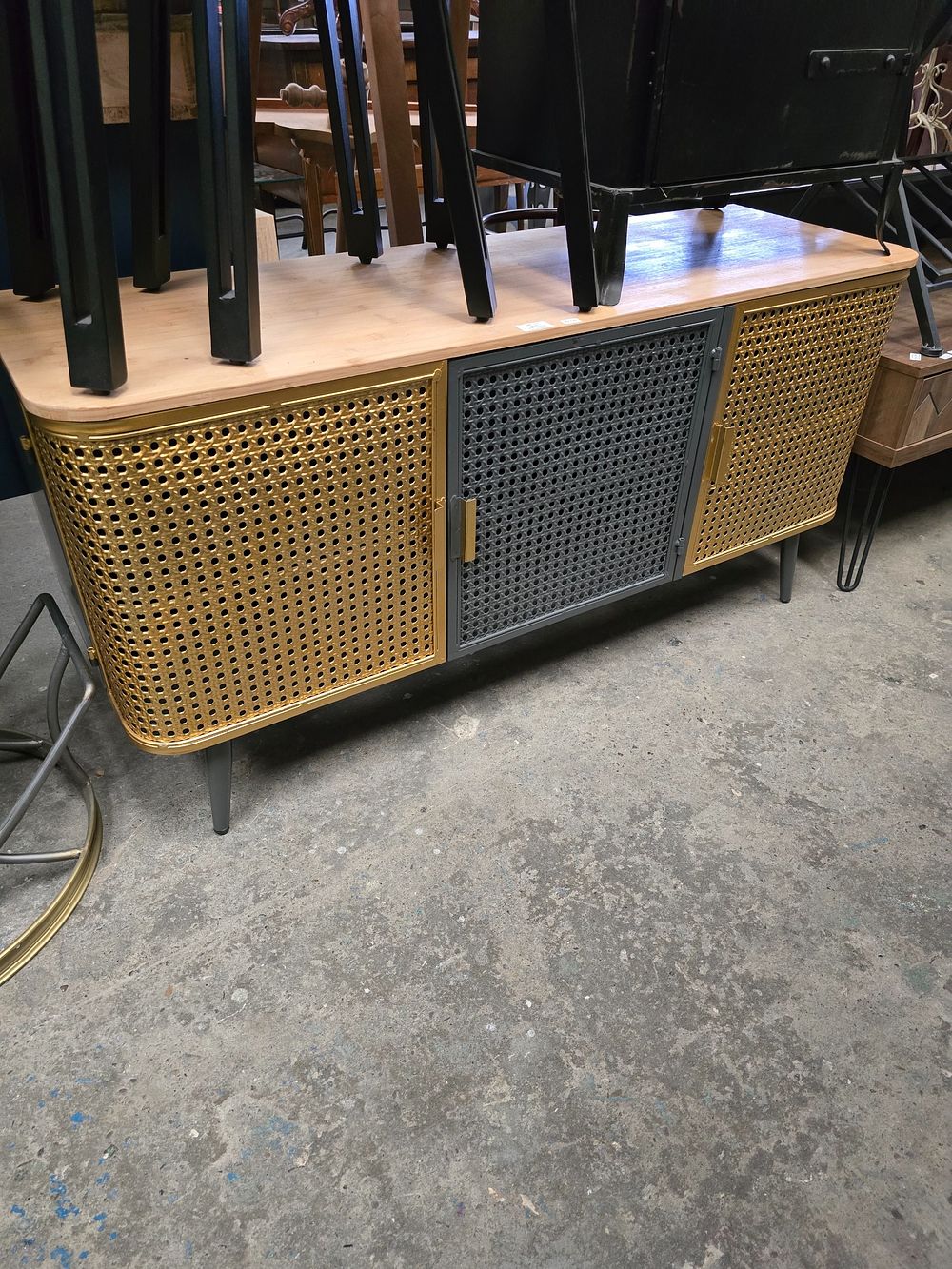 Lot 173: 1 X METAL AND WOODEN INDUSTRIAL STYLE TELEVISION...