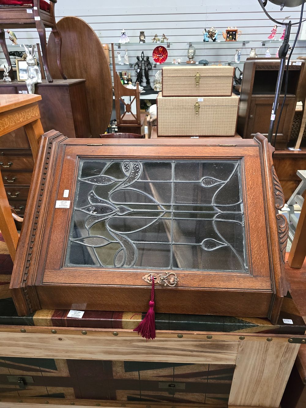 Lot 192: 1 X LEADED GLASS FRON CORNER DISPLAY CABINET
