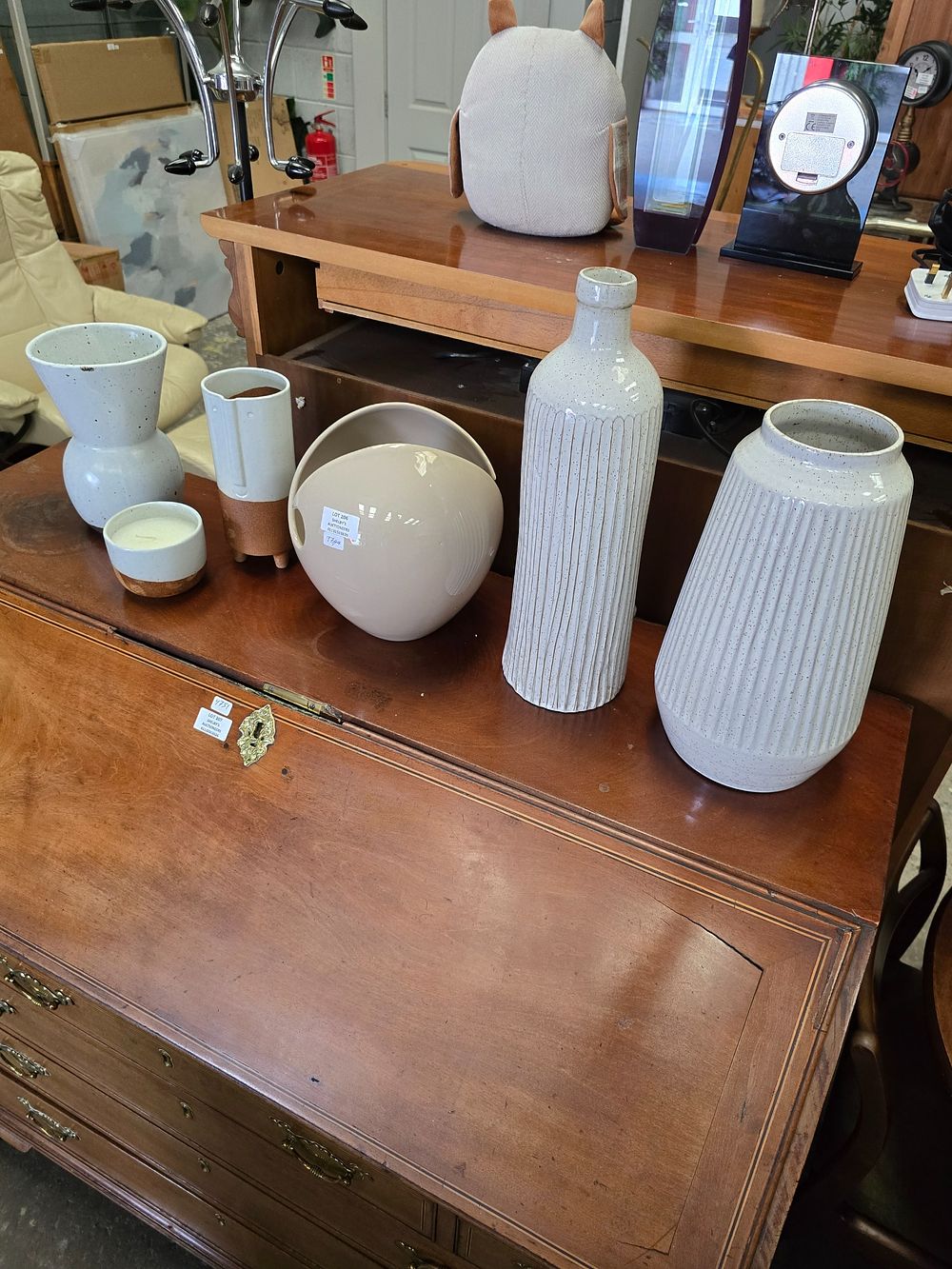 Lot 206: 1 X KELLY HOPPEN VASE WITH TWO HABITAT...