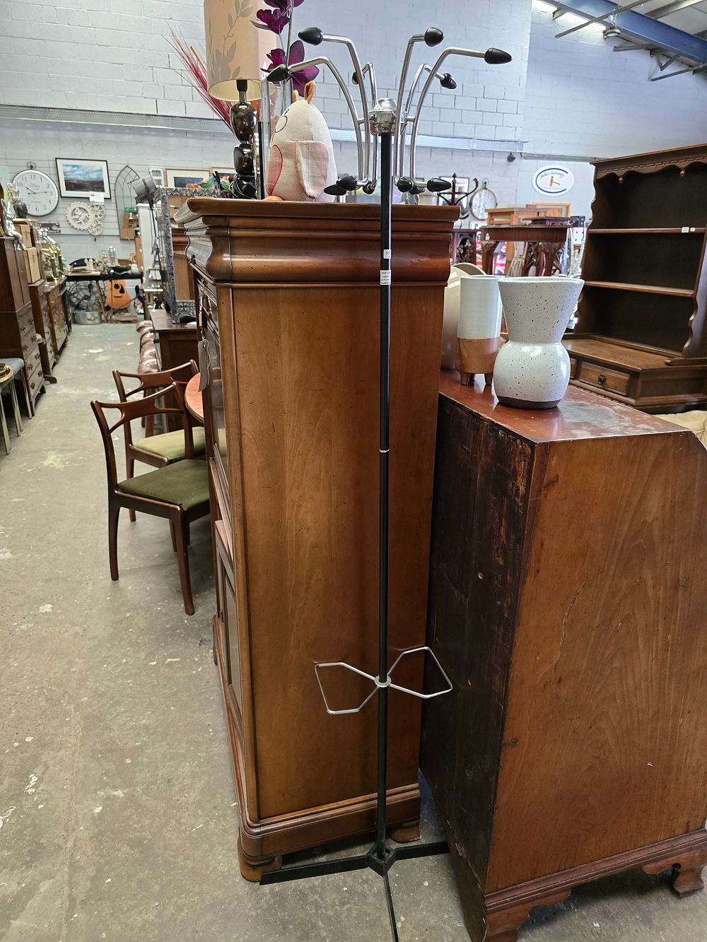 Lot 208: 1 X 1960 COAT STAND