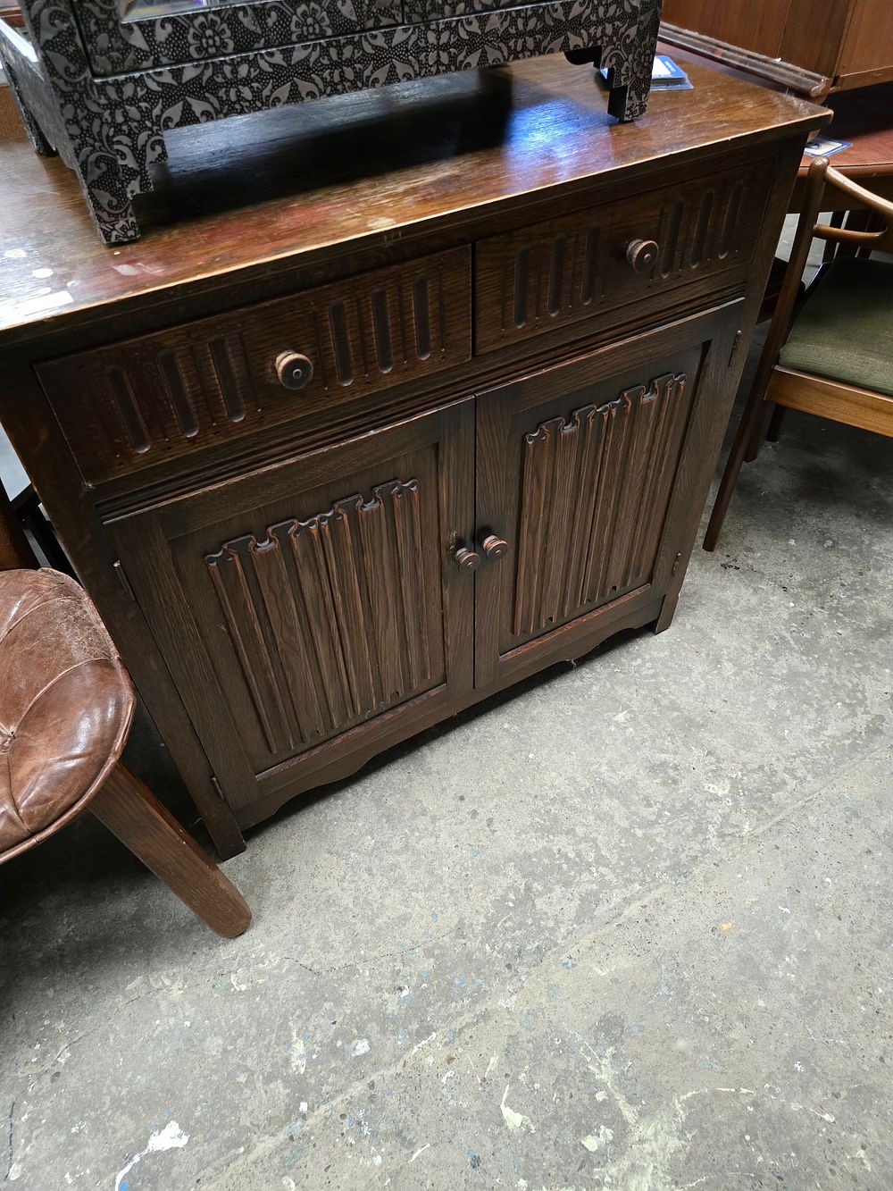 Lot 212: 1 X OAK 2 DRAWER SIDEBOARD UNIT