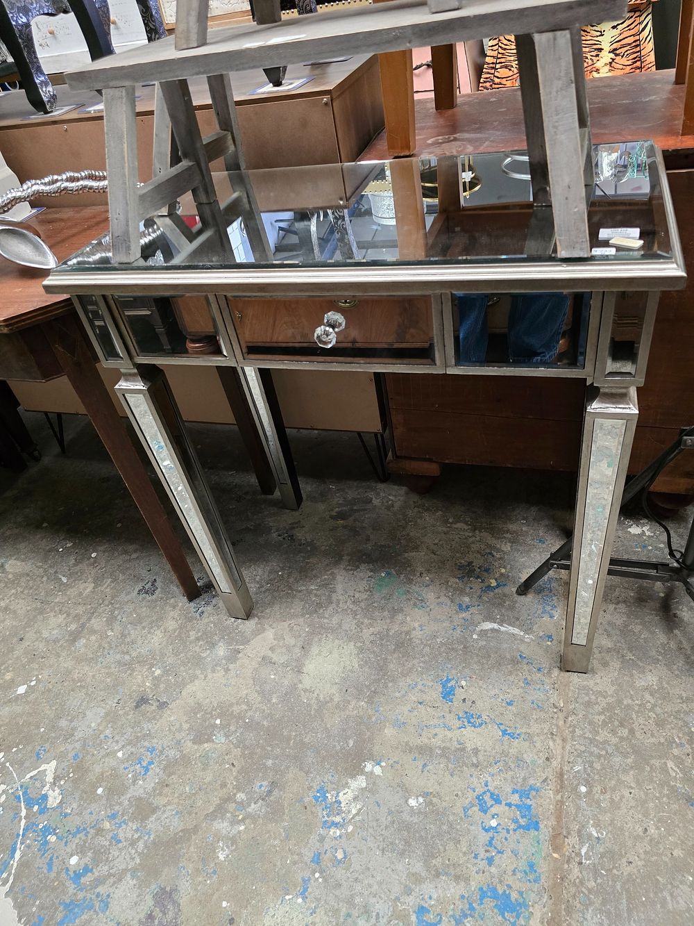 Lot 216: 1 X NEW MIRRORED CONSOL TABLE RRP 150