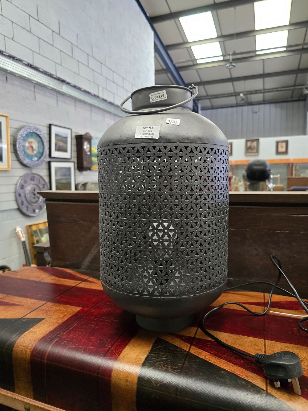 Lot 220: 1 X NEW LARGE METAL LAMP RRP 80